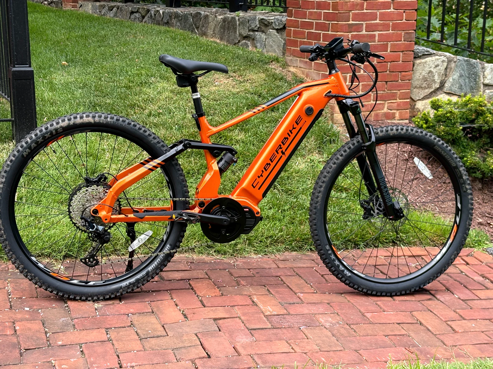 2026 Cyberbike Raptor electric mountain bike showing the Ananda M100 mid-drive motor and drivetrain